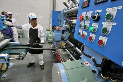 Empresas prevén otorgar mejores condiciones de trabajo a los empleados, informa la Secretaría de Economía ■ foto: la jornada zacatecas