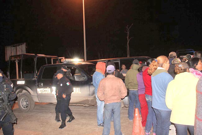 Autoridades e inconformes durante la toma de los accesos ■ foto: La Jornada Zacatecas