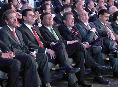 El Ejecutivo al lado de varios gobernadores más ■ FOTO: LA JORNADA ZACATECAS