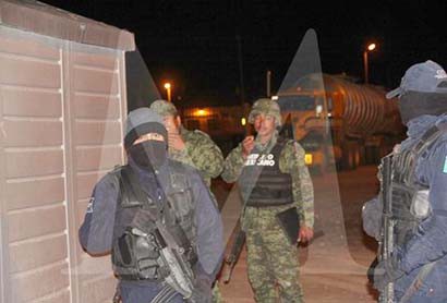 Militares y elementos de seguridad intervinieron en el bloqueo de las instalaciones de la minera ■ FOTO: LA JORNADA ZACATECAS
