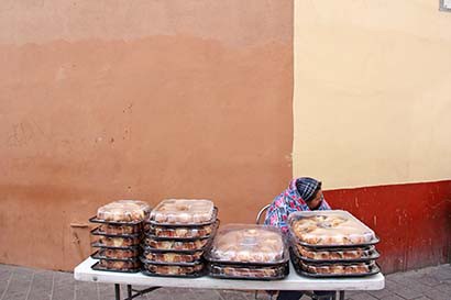 En innumerables puestos callejeros se ofreció el tradicional pan que comparten las familias el 6 de enero ■ foto: andrés sánchez