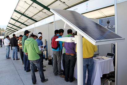 Zacatecas tiene un cierto potencial en cuanto a las energías alternativas como la eólica y la solar. En la imagen, exposición de paneles solares ■ foto: miguel ángel núñez
