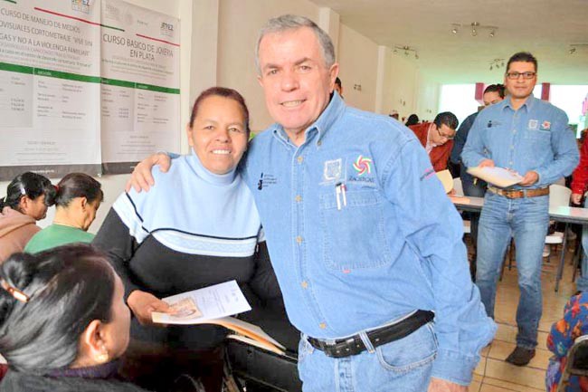 José Manuel Maldonado Romero, titular del IZEA, durante la entrega de documentación a educandos ■ foto: La Jornada Zacatecas