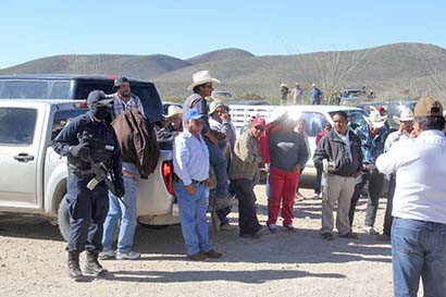 Imágenes de ejidatarios en el bloqueo a las instalaciones de la minera, así como de elementos de seguridad que resguardan el acceso ■ fotos: La Jornada Zacatecas