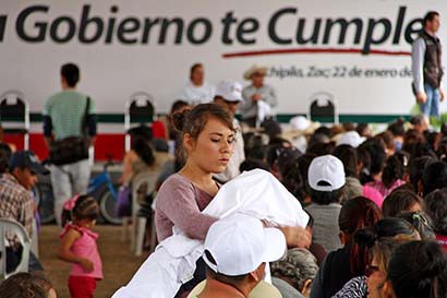 El Ejecutivo del estado realizó una gira de trabajo por la región de Juchipila este jueves, donde entregó diversas obras y ayudas a pobladores de la región ■ FOTO: ANDRÉS SÁNCHEZ