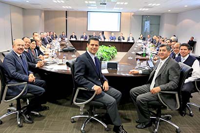 Aspecto de la reunión del gobernador y los integrantes de su gabinete ■ FOTO: LA JORNADA ZACATECAS