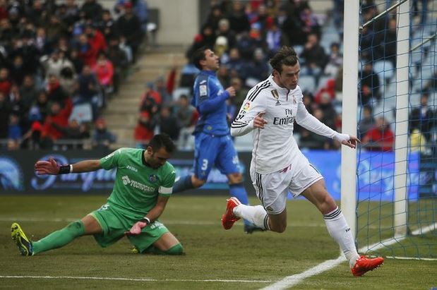 Gareth Bale (derecha) celebra su gol en el partido en el que el Real Madrid ganó 3-0 al Getafe. Foto Ap