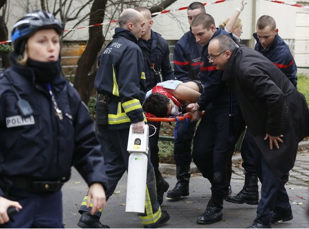Un hombre herido durante el ataque a la sede de la revista satírica francesa “Charlie Hebdo” es sacado del edificio. Foto Reuters