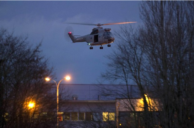 Un helicóptero sobrevuela la imprenta donde se atrincheraban los dos hermanos sospechosos de perpetrar el ataque contra el semanario 'Charlie Hebdo'. Foto Ap