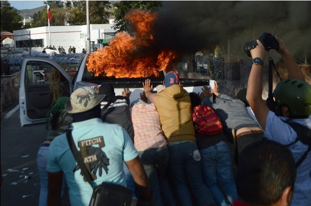 Protesta de maestros, padres de familia de Ayotzinapa y estudiantes, en el 35 batallón de infantería en Chilpancingo, donde quemaron una camioneta. Foto Lenin Ocampo Torres