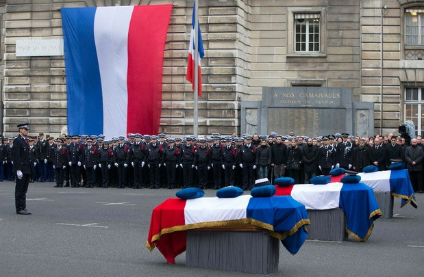 Francia rindió homenaje a los tres policías muertos en una ceremonia solemne en la prefectura de policía en el centro de París. Foto Reuters