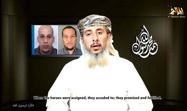 Imagen del video publicado por Nasr Ansi, uno de los máximos comandantes militares de Al Qaeda en la Península Arábiga, para reinvindicar el atentado al semanario francés “Charlie Hebdo”. Foto Reuters