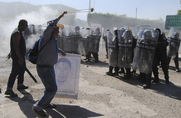 Gresca entre manifestantes y miembros del 27 Batallón de Infantería en Iguala, Guerrero el pasado 12 de enero. Foto Cuartoscuro/ José I. Hernández
