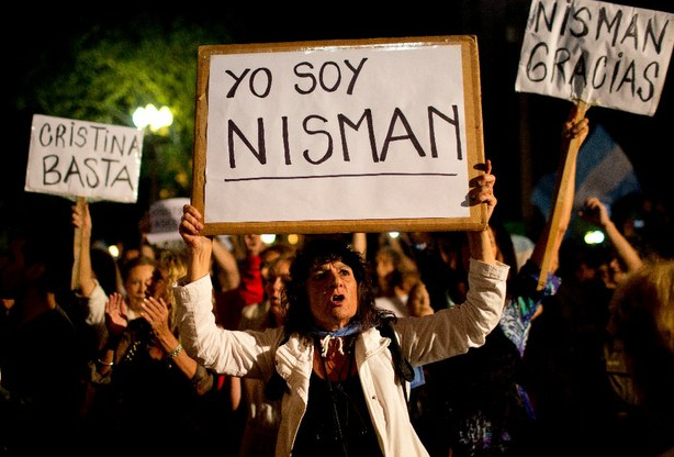 Protesta por la muerte del fiscal Alberto Nisman afuera de la casa de gobierno en Buenos Aires. Foto Ap