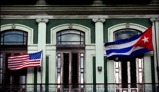 Banderas de Cuba y Estados Unidos se observan en la fachada del Hotel Saratoga, donde la delegación estadunidense se hospeda en La Habana. Foto Ap