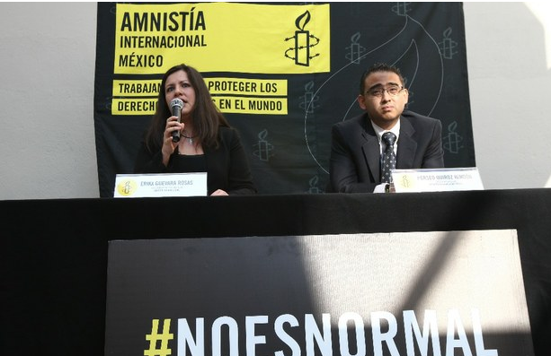 Erika Guevara Rosas y Perseo Quiroz Rendón, miembros de Amnistia Internacional, en conferencia de prensa sobre el caso Ayotzinapa. Foto María Meléndrez