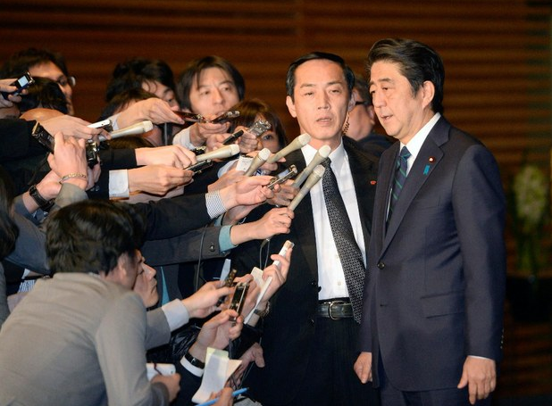 El primer ministro de Japón, Shinzo Abe, habla a la prensa tras las informaciones de la decapitación de un rehén japonés del Estado Islámico. Foto Reuters