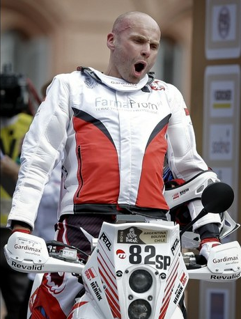 El polaco fue fotografiado durante el arranque simbólico del rally Dakar en Argentina. Foto Ap