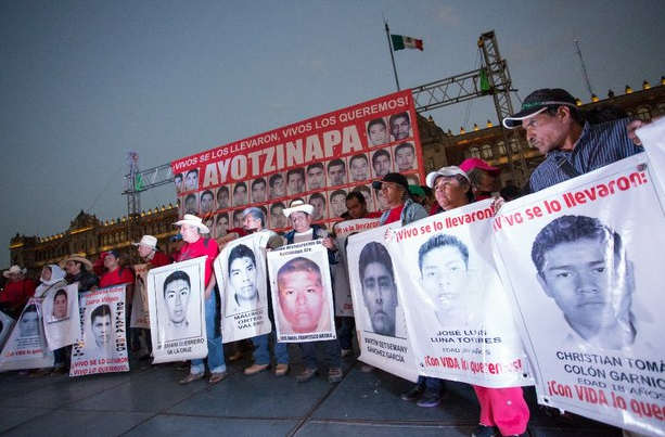 Padres de normalistas desaparecidos en Ayotzinapa y diversas organizaciones que los apoyan marcharon de diversos puntos de la ciudad hacia el Zócalo capitalino el lunes 26 de enero. Foto Pablo Ramos