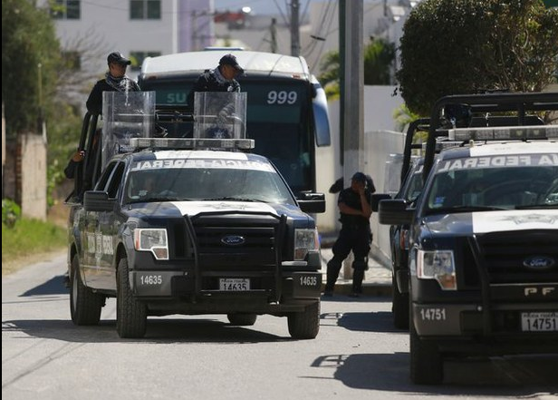Policías federales patrullan Chilpancingo, en Guerrero. Foto Reuters