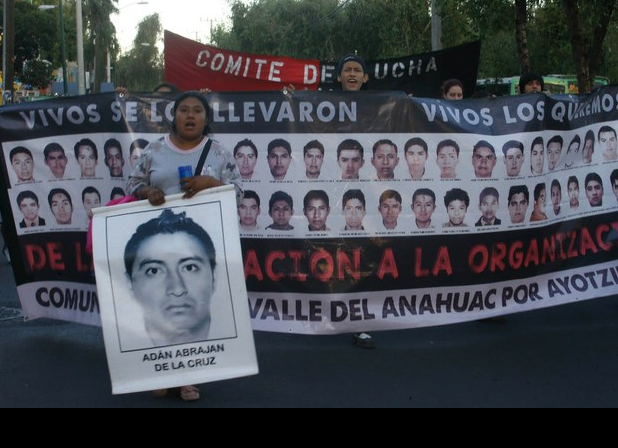 Estudiantes de la UAM y familiares de los normalistas desaparecidos marcharon el pasado miércoles para exigir la aparición con vida de los jóvenes. Foto Carlos Ramos Mamahua