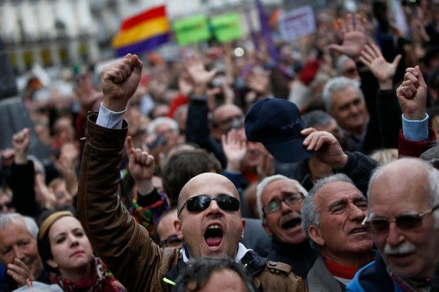 Manifestantes en la Puerta del Sol de Madrid, este sábado. Foto Reuters