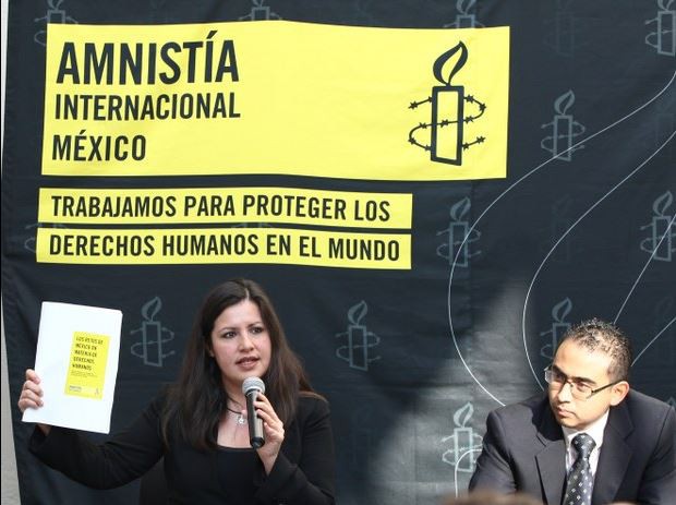Erika Guevara Rosas y Perseo Quiroz Rendón, miembros de Amnistia Internacional, en conferencia de prensa sobre el caso Ayotzinapa. Foto: La Jornada