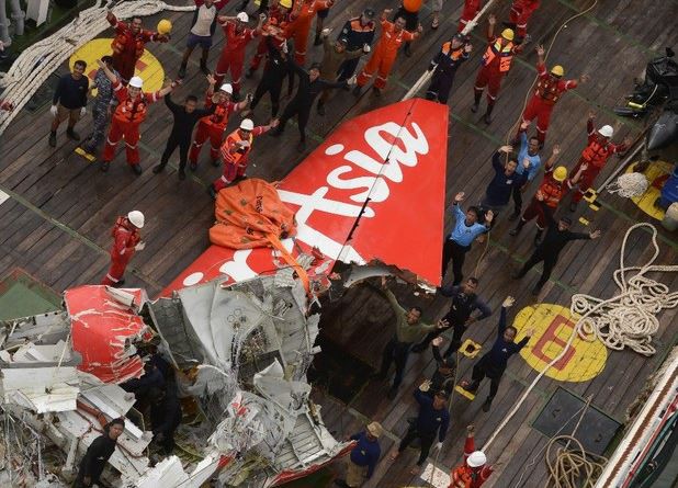 La cola del accidentado vuelo de AirAsia, fue extraida del Mar de Java, en Indonesia. Foto Xinhua