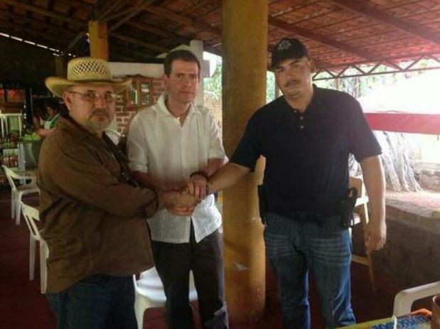 Imagen del encuentro en mayo de 2014 entre Hipólito Mora, Alfredo Castillo y El Americano, difundida en Twitter por el comisionado