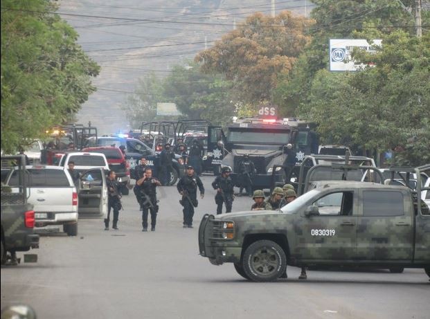 Varias personas murieron tras dos enfrentamientos, durante el desalojo de la presidencia municipal de Apatzingán. Foto cortesía de Ricardo Vargas