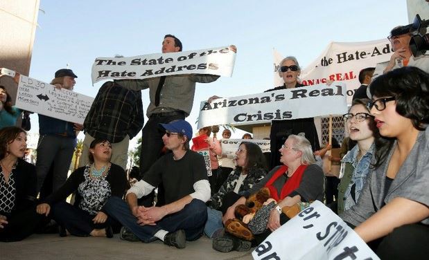 Manifestantes frente a la Cámara de Representantes de Arizona. Foto Ap