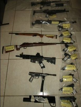 La PGR ejercitó acción penal en contra de cinco personas que fueron detenidas en Apatzingán, Michoacán, en posesión de diversas armas. Foto Cuartoscuro