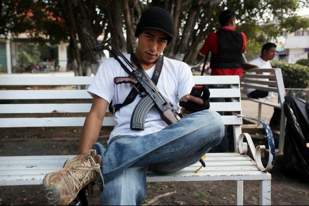 Un miembro de las autodefensas resguarda el cementerio de Antúnez, Michoacán, en imagen de archivo. Foto Cuartoscuro