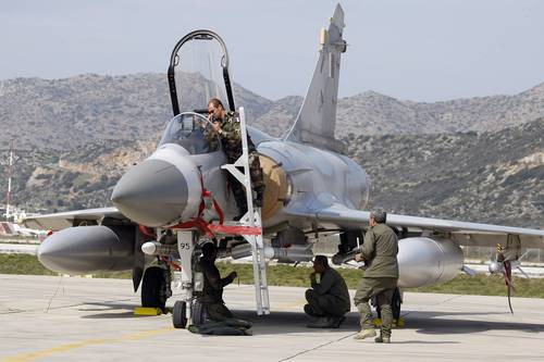 Personal de tierra de la fuerza aérea de Francia y Qatar prepara en una base militar de la isla griega de Creta un avión de combate Mirage 2000 para una misión en Libia Foto Ap