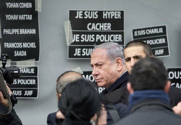 El primer ministro de Israel, Benjamin Netanyahu, a su llegada al supermercado judío donde tuvo lugar una toma de rehenes la semana pasada. Foto Reuters