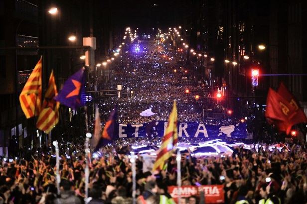 En Bilbao, manifestantes piden el traslado de presos etarras al País Vascono. Foto AP