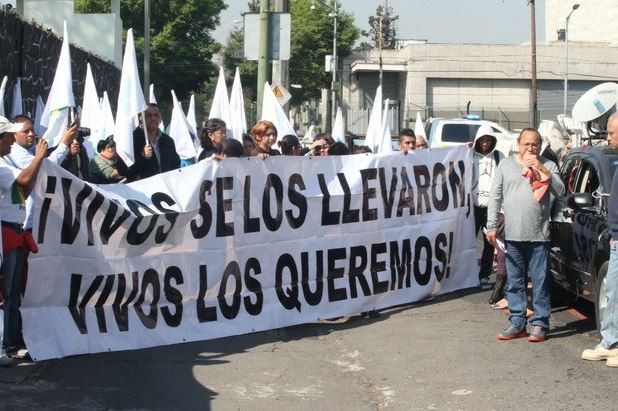 Mitin frente al cuartel de Guardias Presidenciales en calzada de Tlalpan, para exigir la presentación con vida de los 42 estudiantes de la Escuela Normal Rural Isidro Burgos de Ayotzinapa. Foto: La Jornada