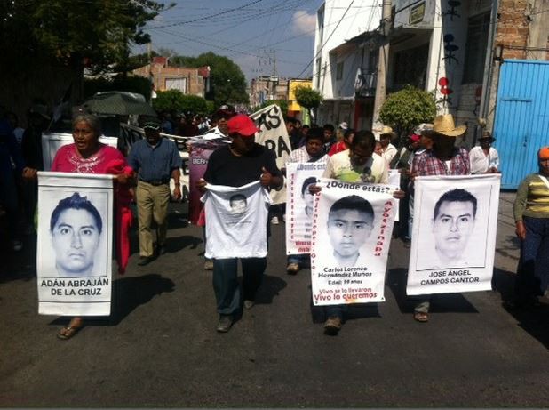 Miles de personas marchan por calles de Chilpancingo para exigir la aparición con vida de los 42 estudiantes normalistas. Foto: La Jornada