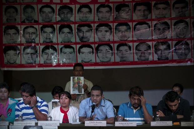 Familiares de los estudiantes desaparecidos de la Escuela Normal Rural Raúl Isidro Burgos de Ayotzinapa, durante una conferencia en la ciudad de México, el 27 de enero. Foto Xinhua