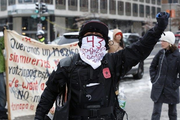 Manifestantes apostados sobre la avenida Pennsylvania, en Washington, previo a la llegada del presidente Enrique Peña Nieto a la Casa Blanca. Foto Reuters