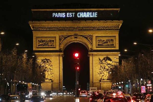 El mensaje “París es Charlie” fue proyectado en el emblemático Arco del Triunfo en la capital francesa este viernes, como tributo a las víctimas del ataque al semanario 'Charlie Hebdo'. Foto Reuters