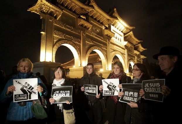 Manifestantes enarbolan pancartas en las que se lee “Yo soy Charlie”, en memoria de las víctimas del ataque mortífero contra el semanario 'Charlie Hebdo'. La capital francesa albergará una masiva manifestación el domingo. Foto Reuters