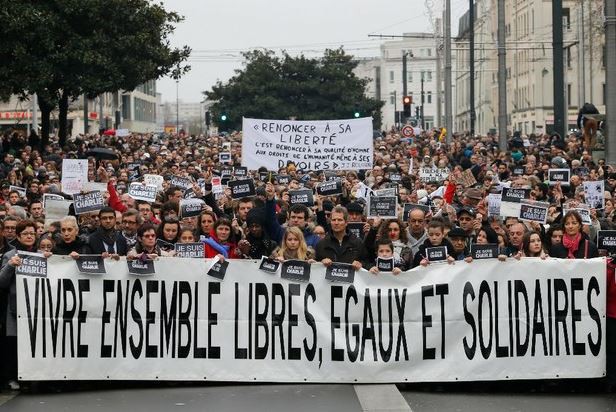 Miles de personas se manifiestan en Nantes, Francia, contra el ataque al semanario satírico 