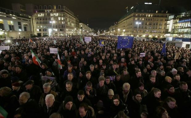 En Alemania, marchan en conmemoración de las víctimas del atentado en París y a favor de la tolerancia. Foto Ap
