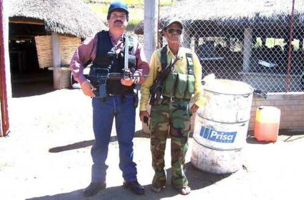 Joaquín “El Chapo” Guzmán (izquierda), con un hombre no identificado, en una imagen difundida en enero de 2011. Foto Reuters