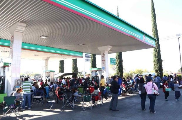 Maestros de la CNTE en la toma de una gasolinera en Oaxaca. Foto: La Jornada