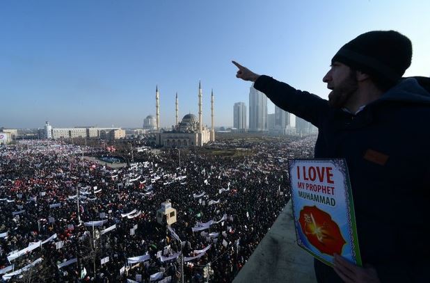 Miles de musulmanos se congregaron en torno a la mezquita central de Chechenia para manifestarse contra las caricaturas del semanario francés 'Charlie Hebdo'. Foto Ap