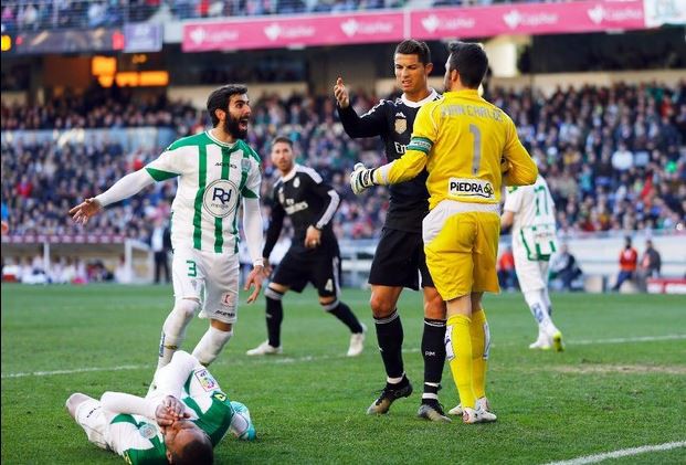 El futbolista Cristiano Ronaldo tras el incidente con el jugador del Córdoba, Edimar Fraga, este sábado. Foto Reuters