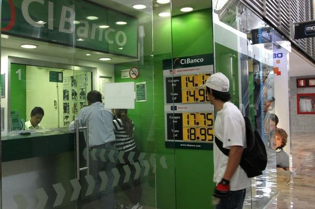 Bancos del Distrito Federal ofrecen en dólar libre en un precio máximo de 15.15 pesos. Foto Notimex