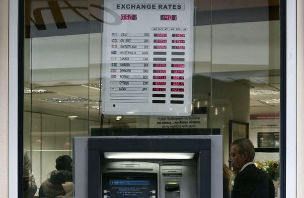 Se estima que durante la sesión de hoy el tipo de cambio cotice entre 14.78 y 15.00 pesos por dólar. Foto Ap